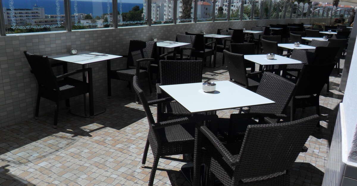 Een foto van het terras bij Hotel Brisa Sol
