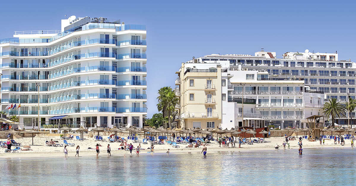 Een foto van de buitenkant van Universal Hotel Perla
