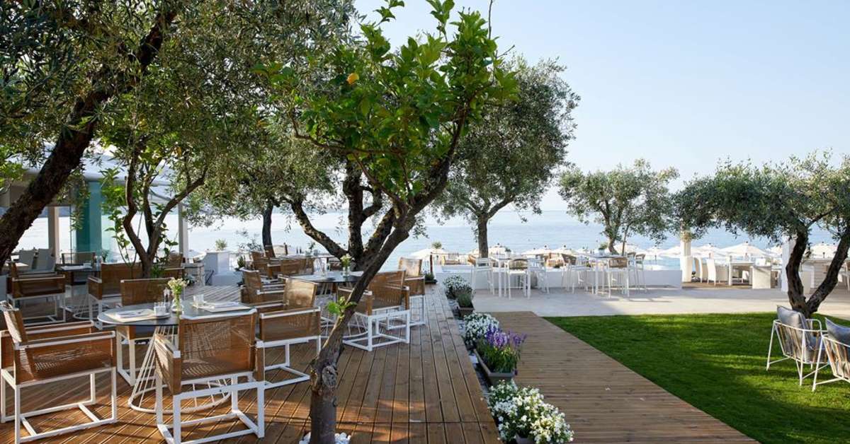Een foto van het terras bij Lichnos Beach Hotel & Suites