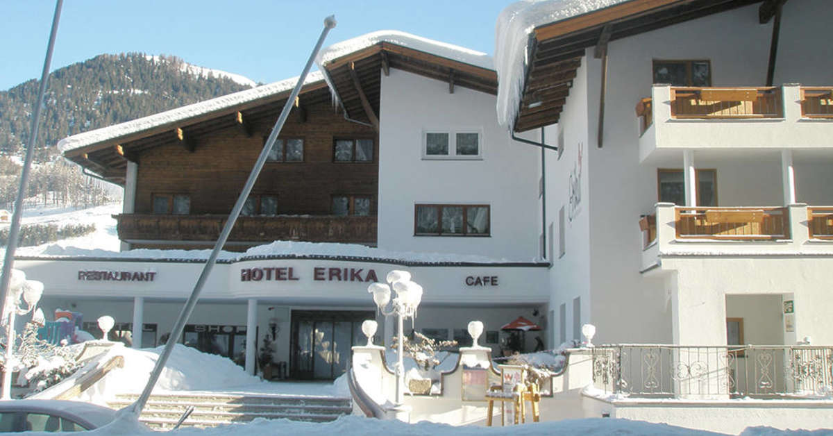 Een foto van de buitenkant van Hotel Erika