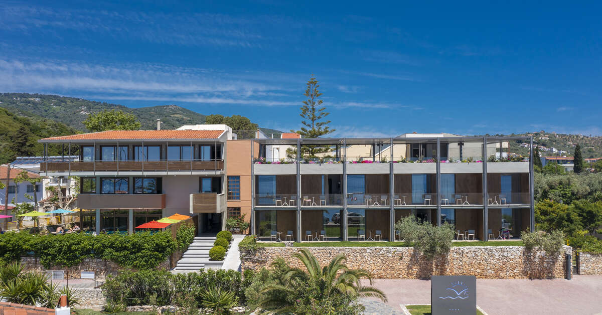 Een foto van de buitenkant van Hotel Alkyon