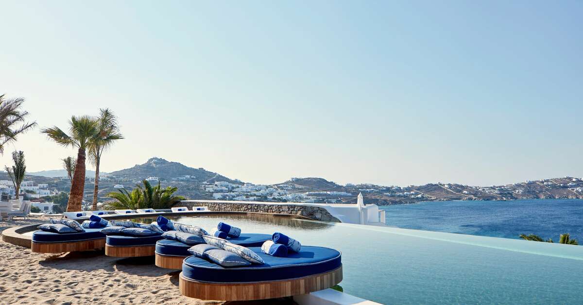 Een foto van het zwembad bij Katikies Mykonos