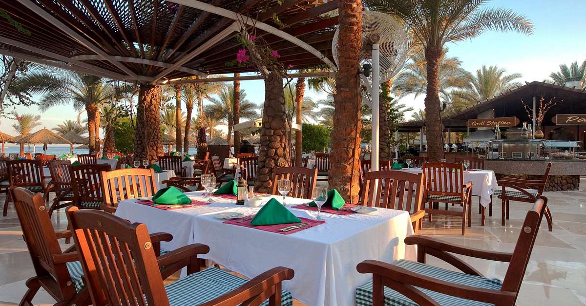 Een foto van het terras bij Jaz Fayrouz Resort