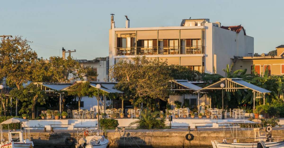 Een foto van de buitenkant van Akrogiali Hotel