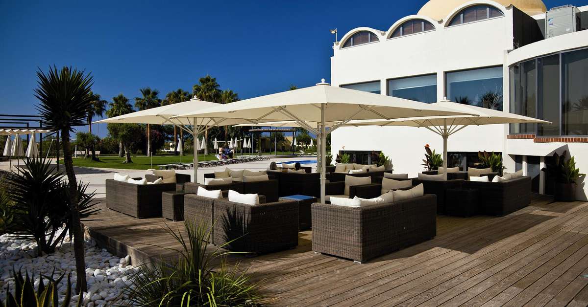 Een foto van het terras bij Ozadi Altura Beach Resort