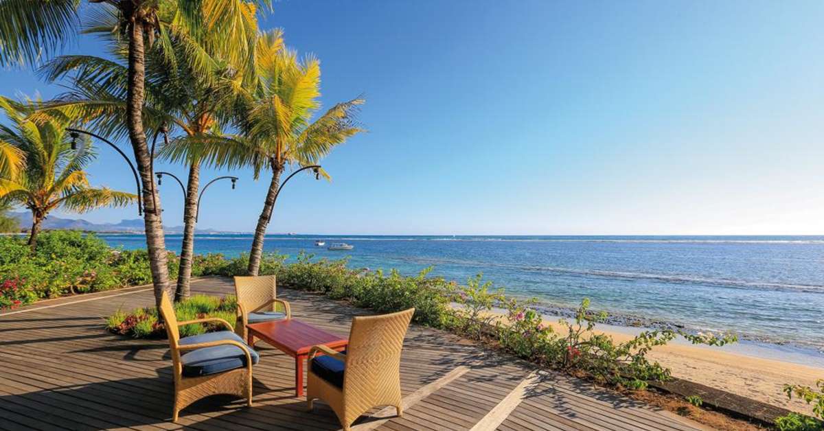 Een foto van het terras bij Victoria Beachcomber Resort & Spa