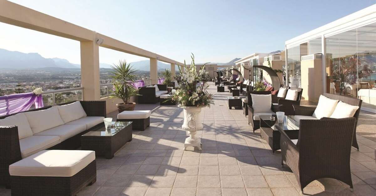 Een foto van het terras bij Sun Palace Albir