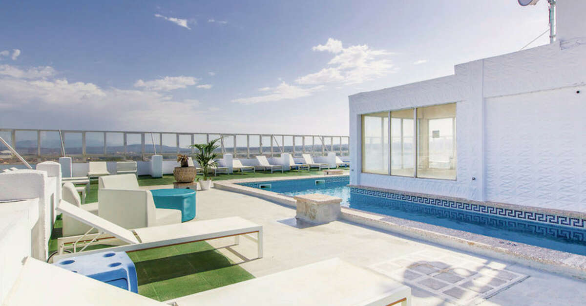 Een foto van het terras bij Blue Sea Arenal Tower