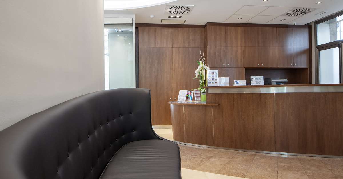 Een foto van het interieur van Hotel Santa Marta Barcelona