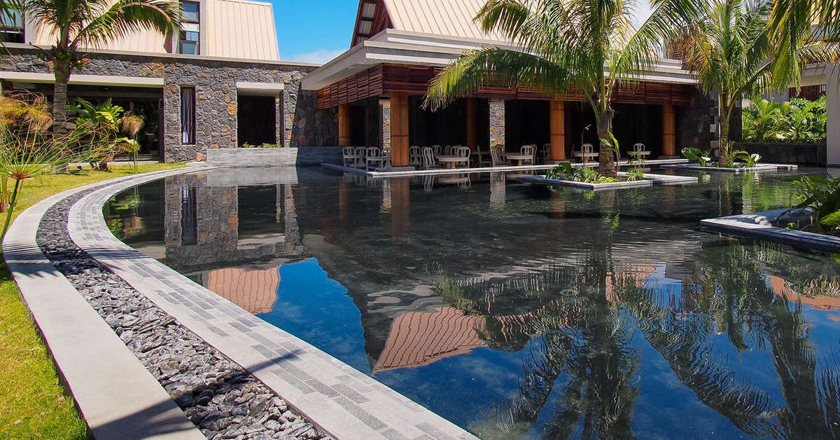 Een foto van het zwembad bij Crystals Beach Resort Belle Mare