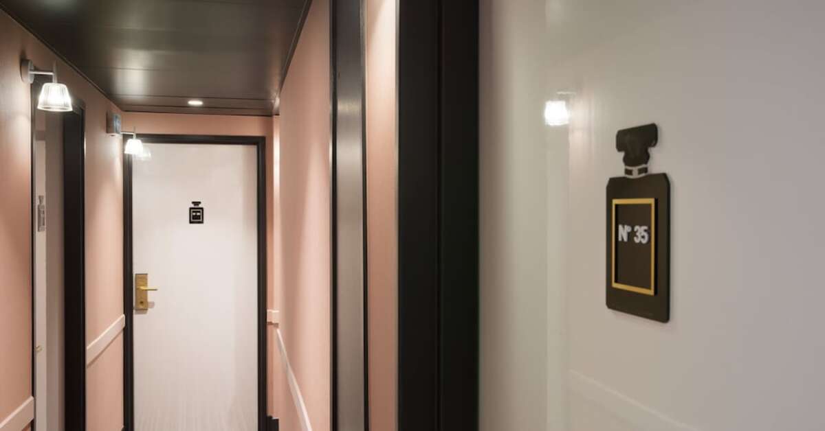 Ein Foto vom Innenbereich im Hotel Pastel Paris