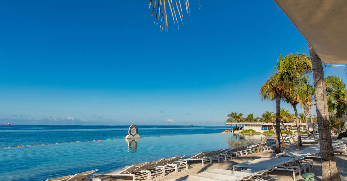 Een foto van het zwembad bij Papagayo Beach Hotel