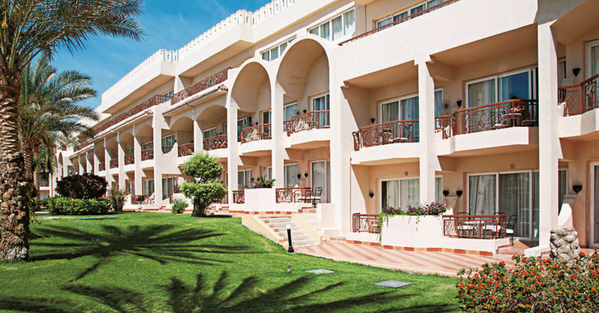 Een foto van de buitenkant van Pickalbatros Royal Moderna Resort