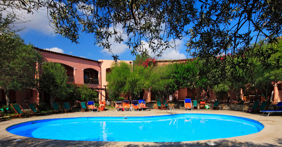 Een foto van het zwembad bij Resort Cala di Falco