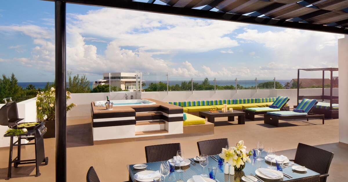 Een foto van het terras bij The Fives Beach Hotel & Residences