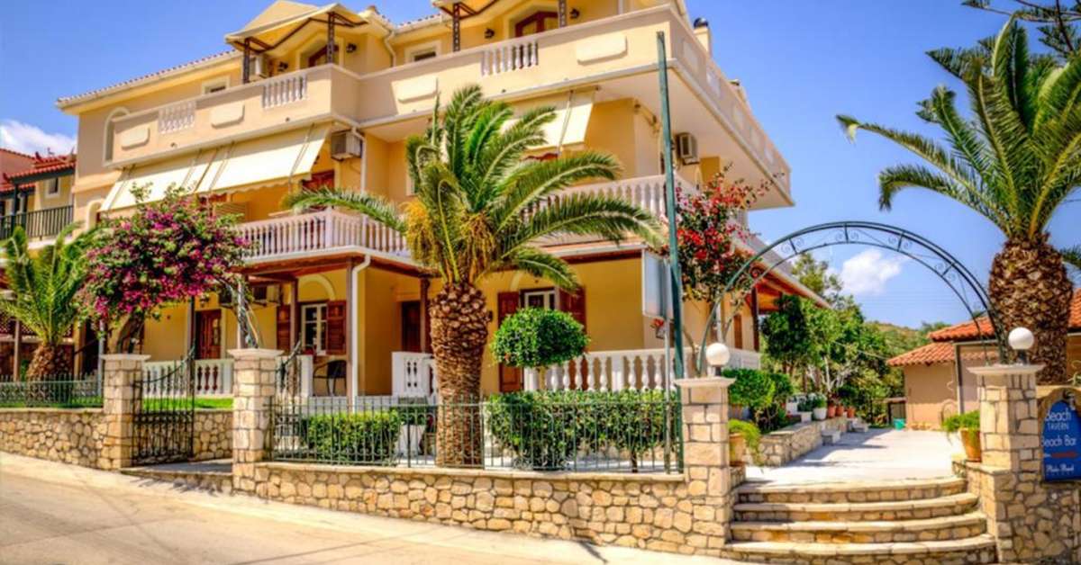 Een foto van de buitenkant van Plaka Beach Resort