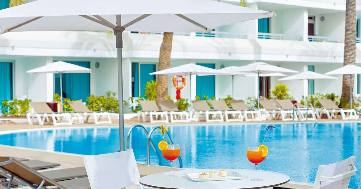 Een foto van het zwembad bij Hotel Akeah Broncemar