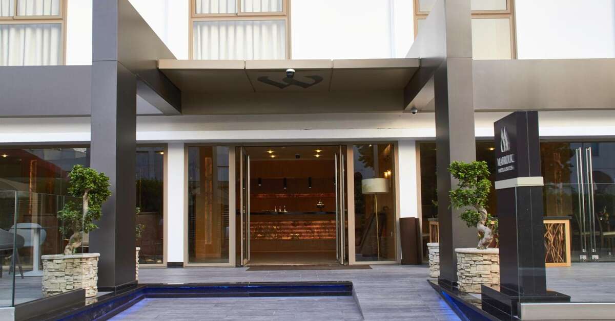 Een foto van de buitenkant van Mabrouk Hotel & Suites