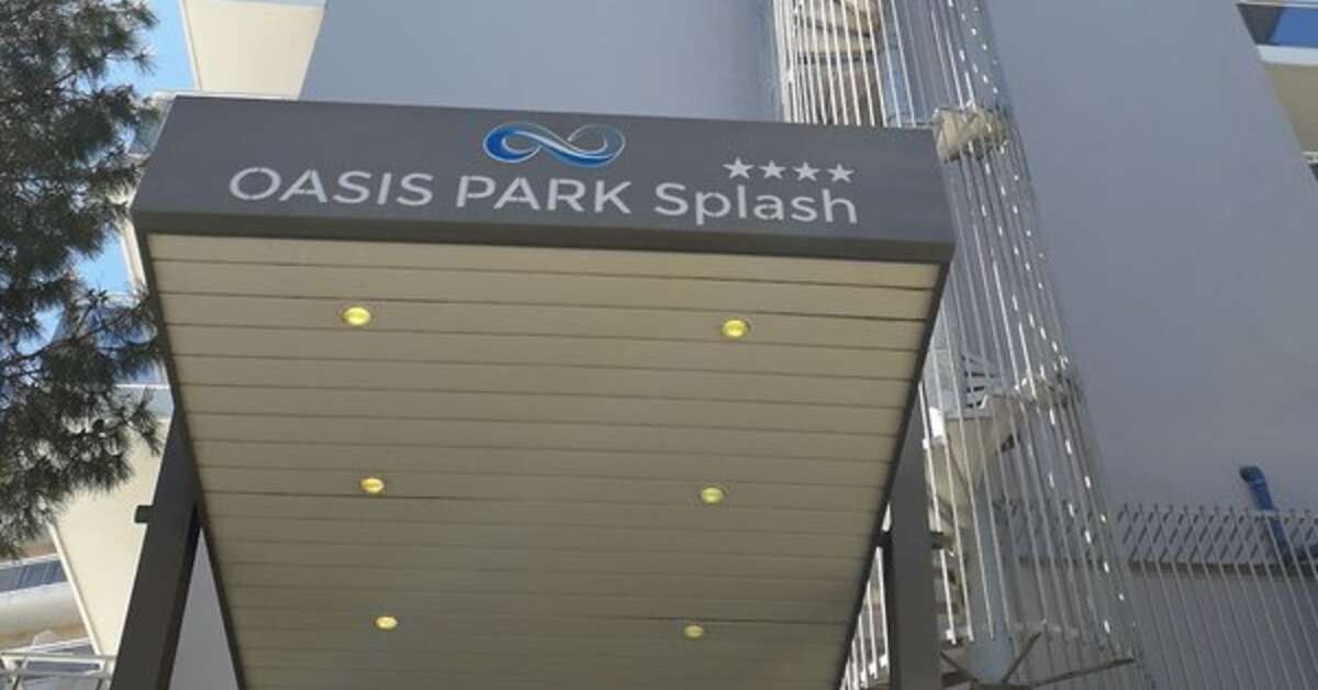 Een foto van de buitenkant van Hotel Oasis Park Splash