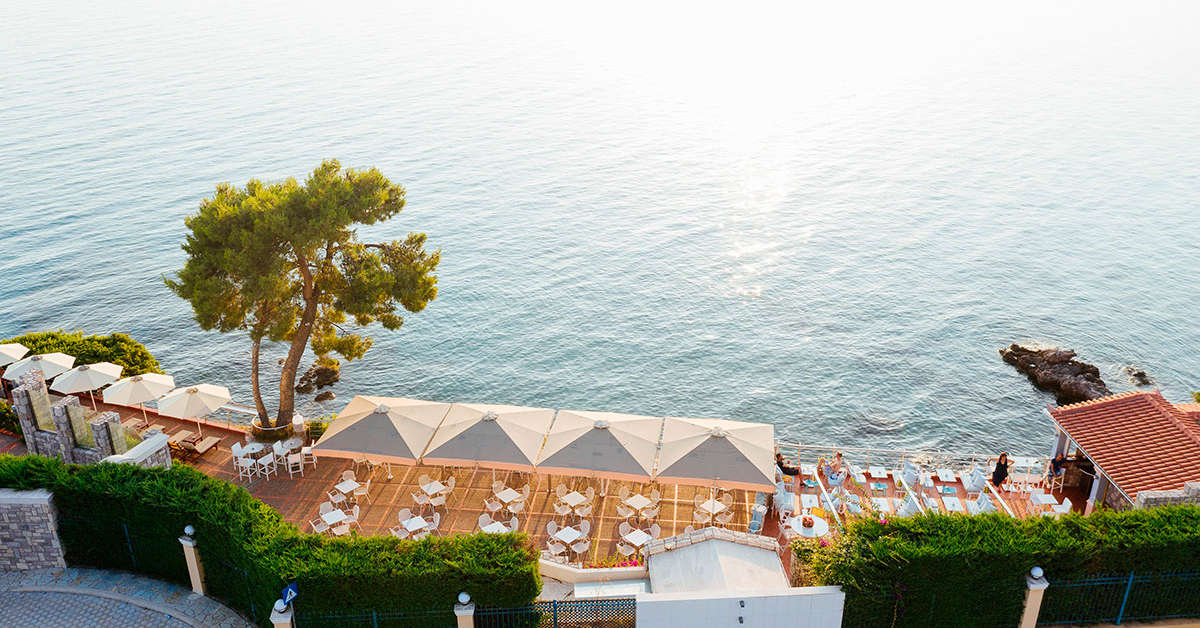 Een foto van het strand bij Hotel Akti Taygetos