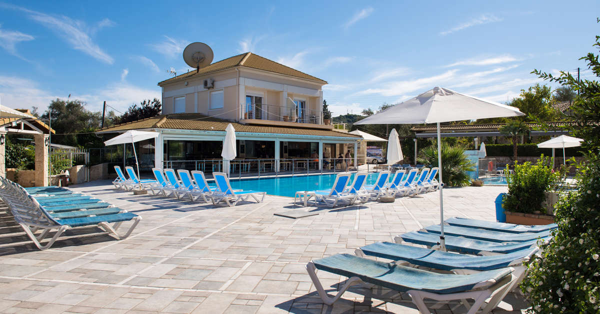 Ein Foto von der Außenansicht des Kavos Plaza