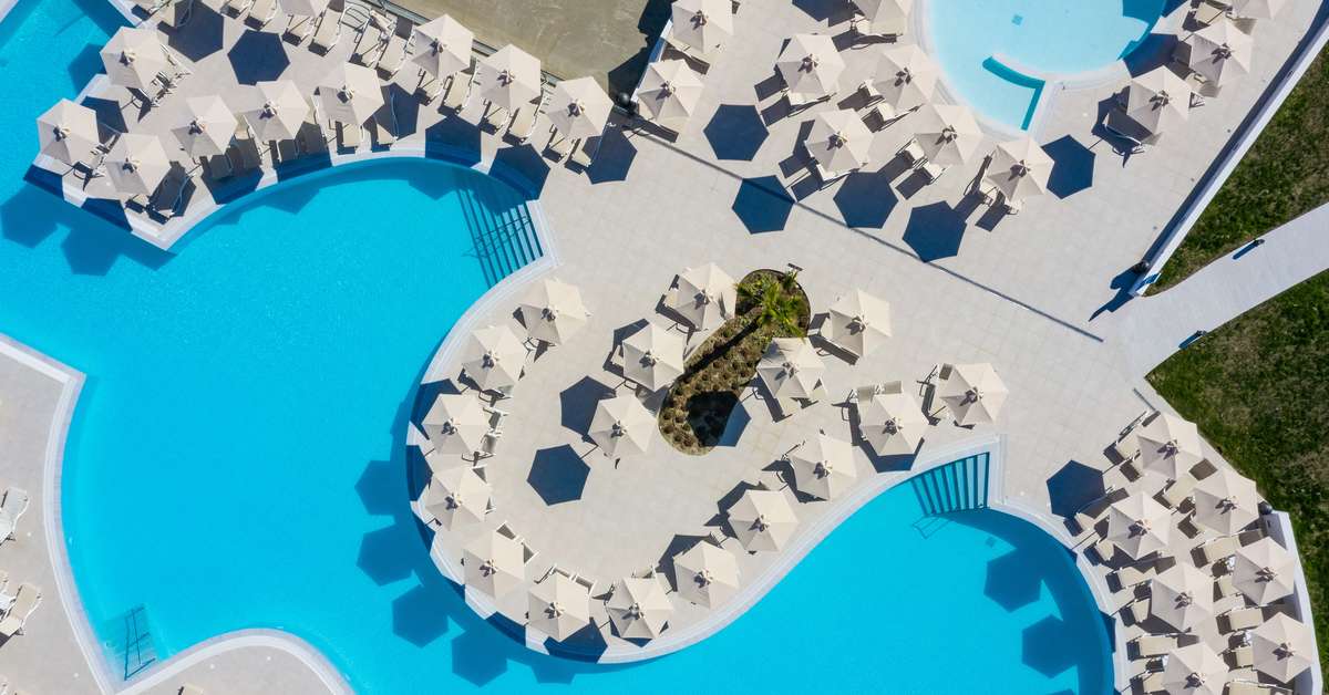 Een foto van het zwembad bij Belair Beach Hotel