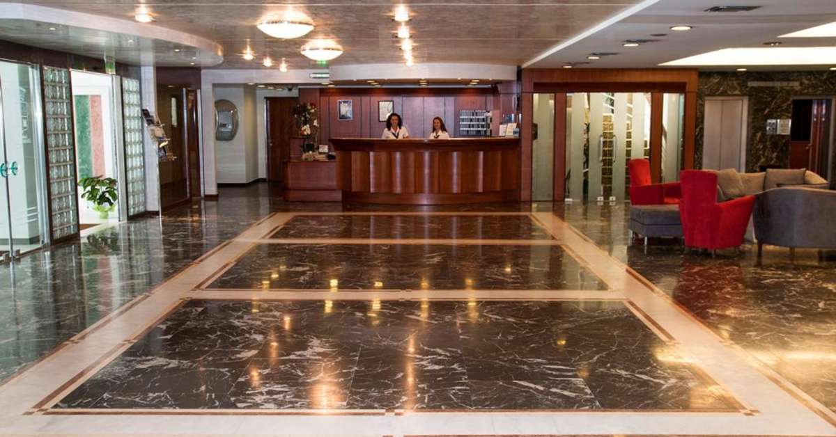 Een foto van het interieur van Mediterranee Hotel