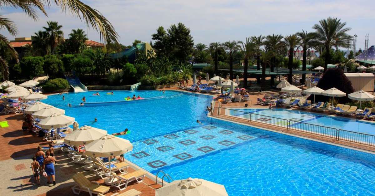 Een foto van het zwembad bij Pegasos World Hotel