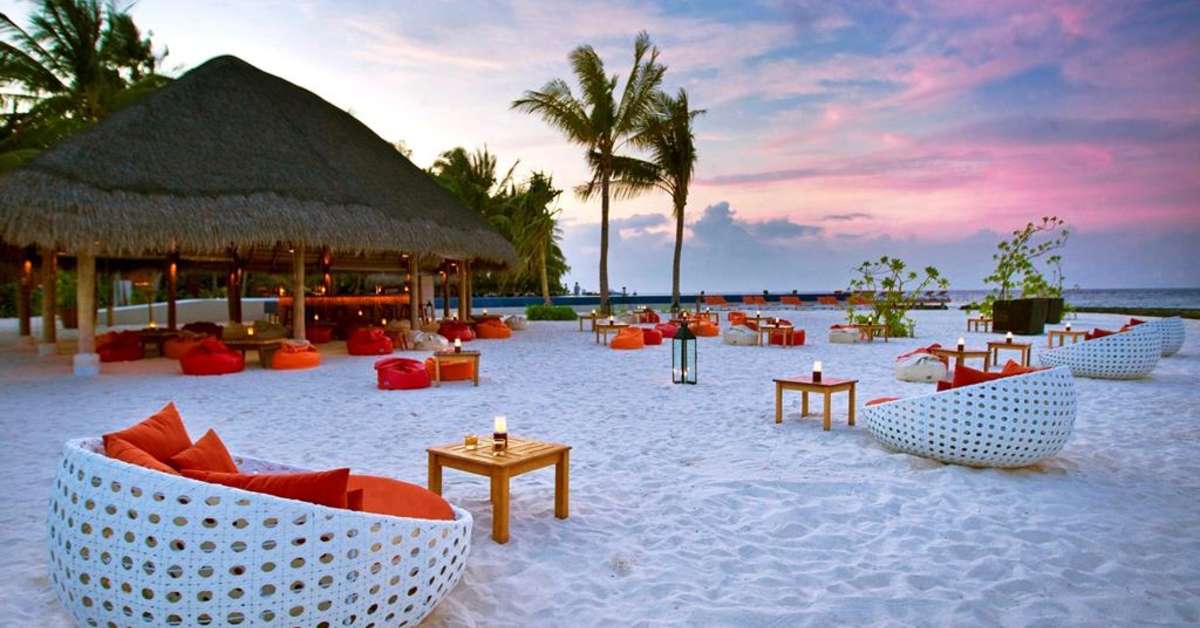 Een foto van het terras bij Kuramathi Island Resort