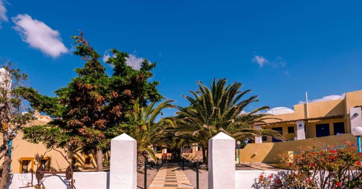 Een foto van de buitenkant van Caldera View Resort