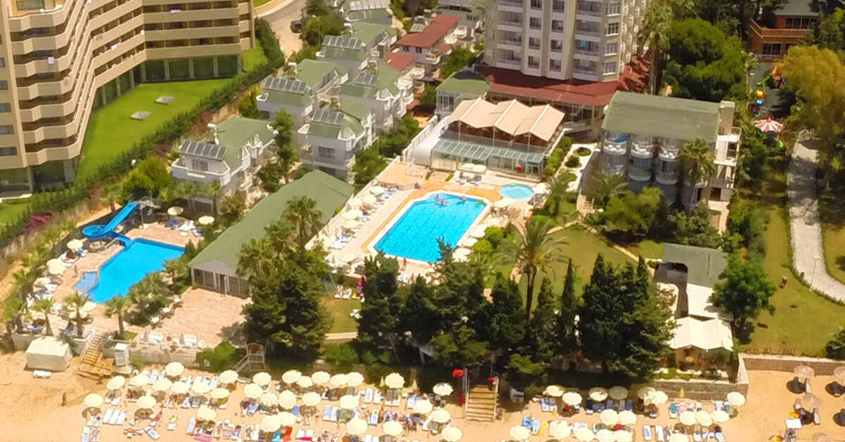 Een foto van de buitenkant van Incekum Su Hotel