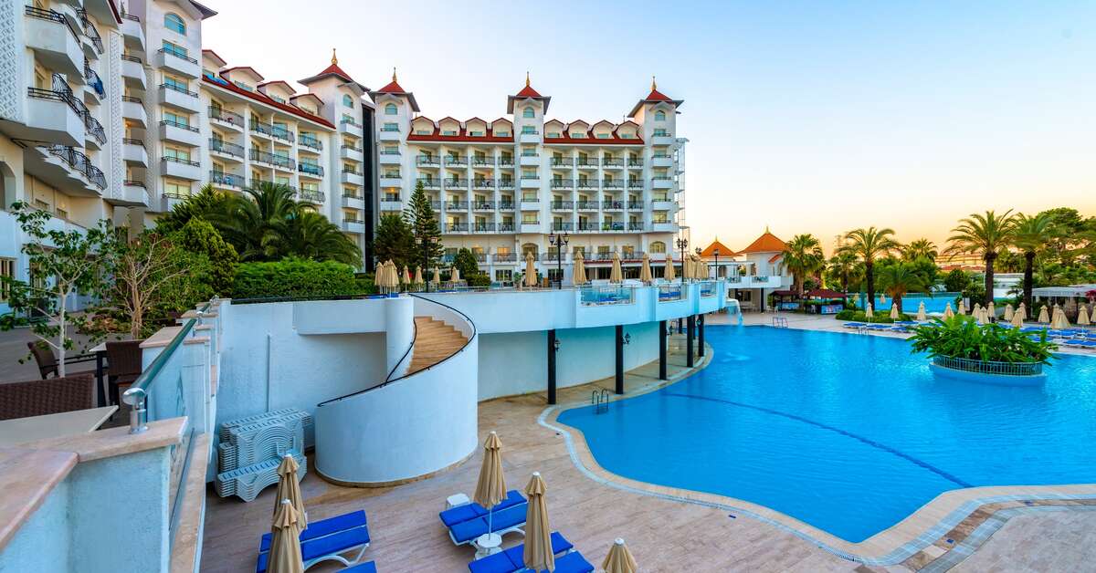 Een foto van het zwembad bij Serenis Hotel