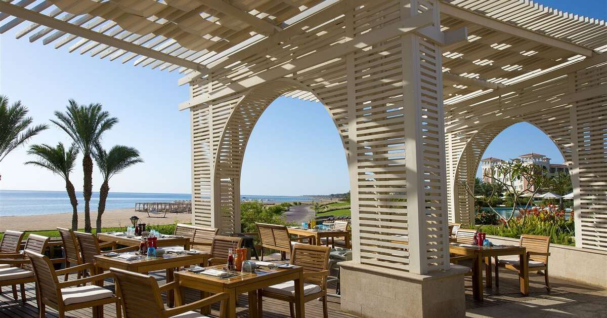 Een foto van het terras bij Baron Palace Resort