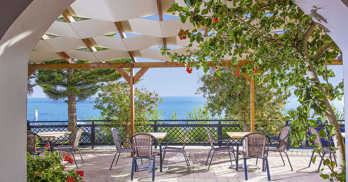Een foto van het terras bij Creta Mare Hotel Plakias