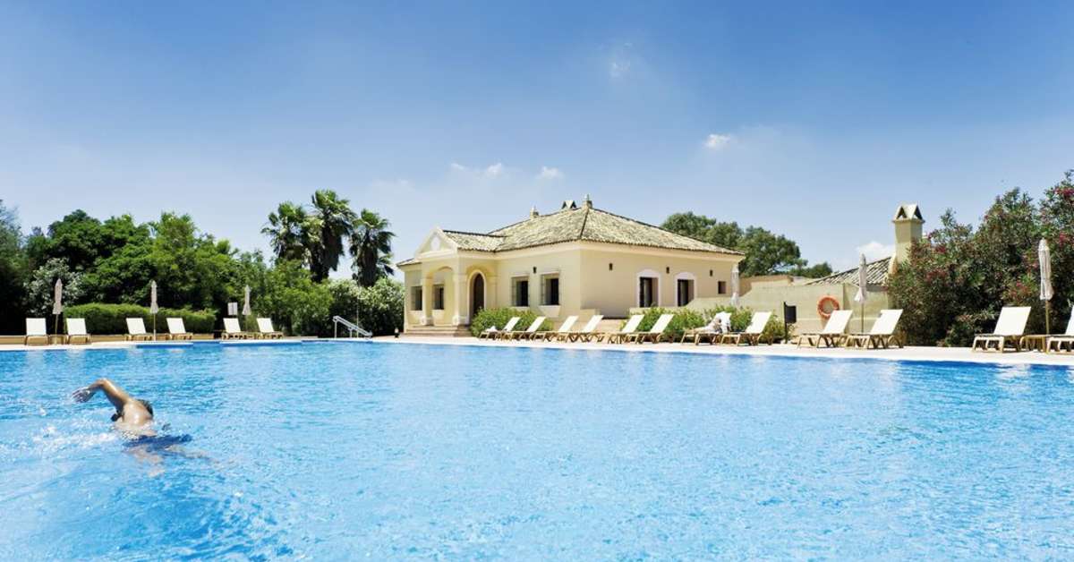Een foto van het zwembad bij Barcelo Montecastillo Golf & Sports Hotel