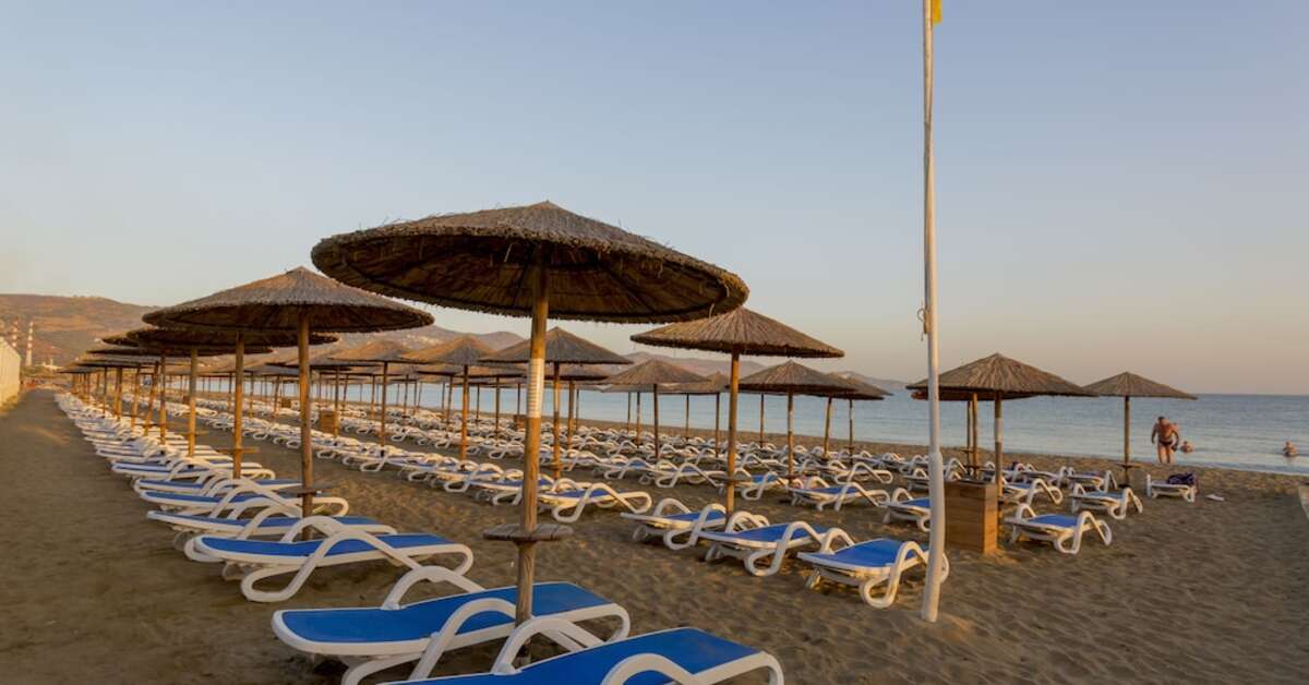 Een foto van het strand bij Dessole Dolphin Bay Resort