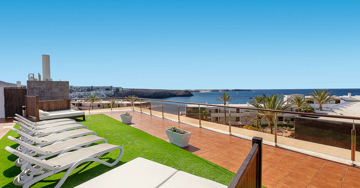 Een foto van het terras bij Hotel Livvo Mirador Papagayo