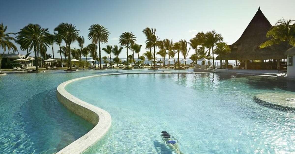 Een foto van het zwembad bij LUX Belle Mare
