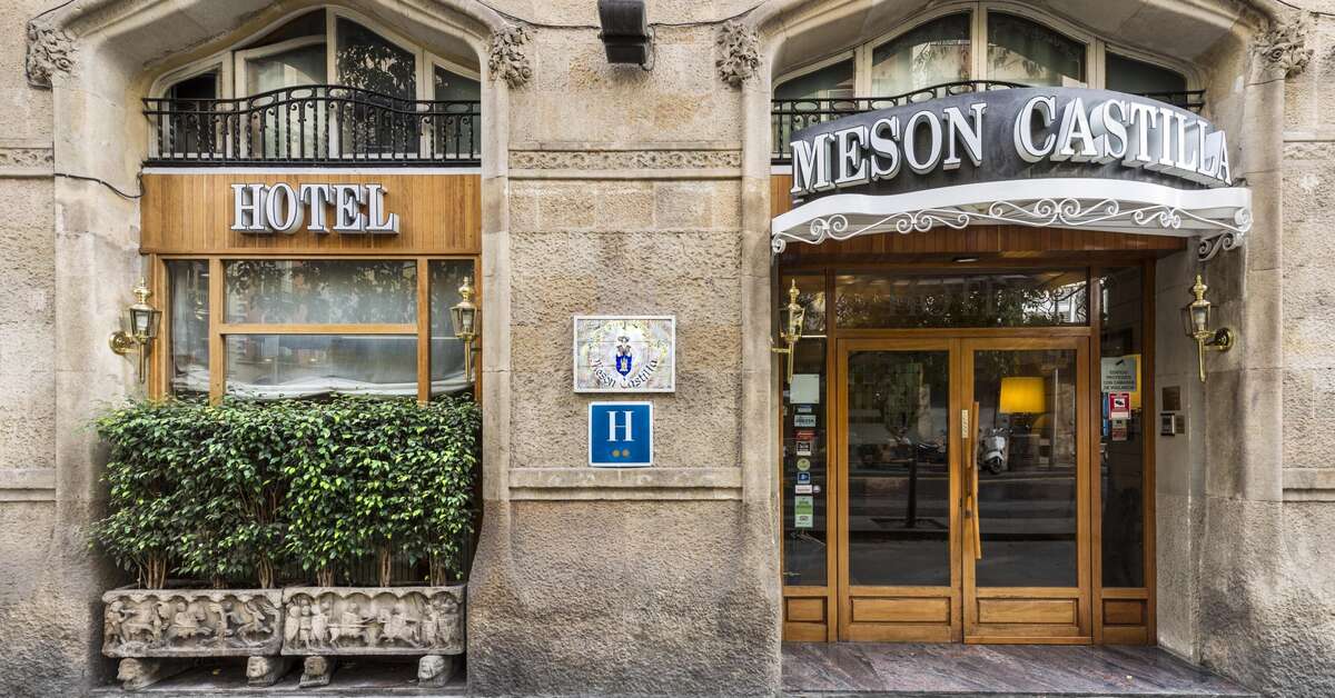 Een foto van de buitenkant van Meson Castilla Atiram