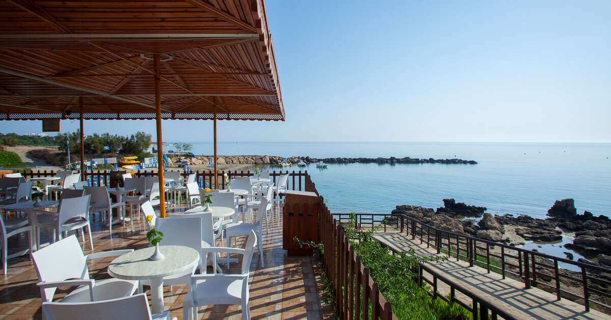 Een foto van de faciliteiten bij Cavo Maris Beach Hotel