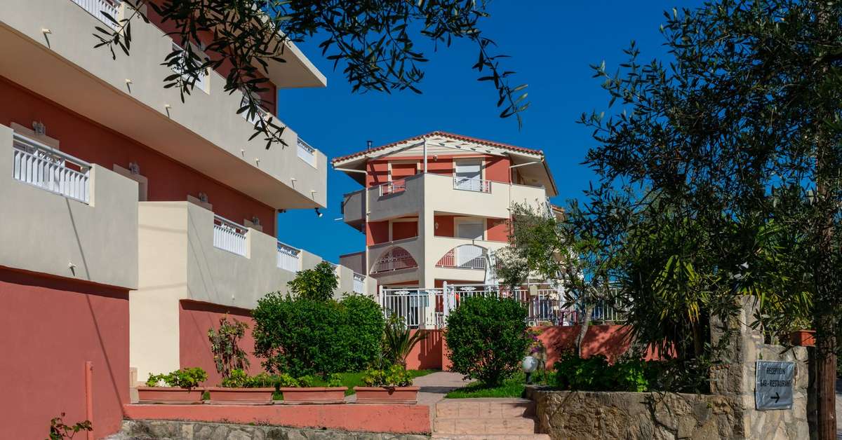 Een foto van de buitenkant van Zante Pantheon Hotel