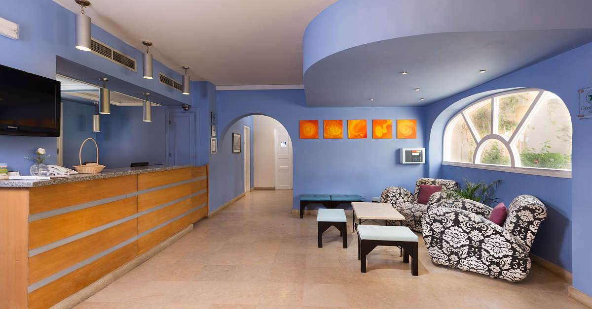 Een foto van het interieur van Captain's Inn Hotel