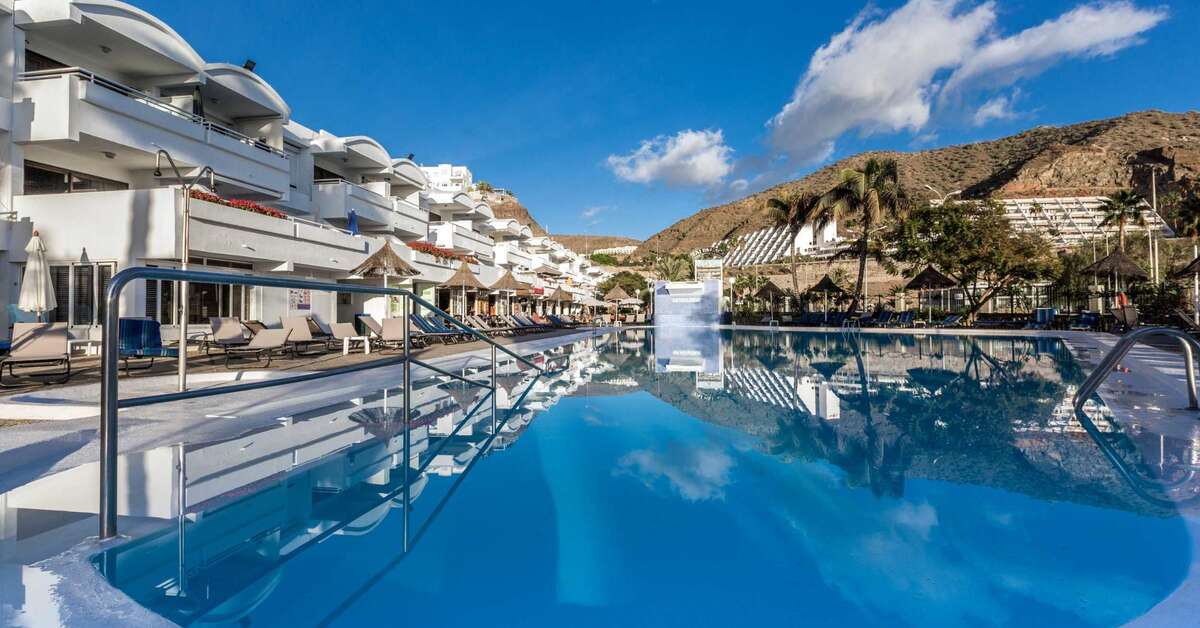 Een foto van het zwembad bij Portonovo Appartementen