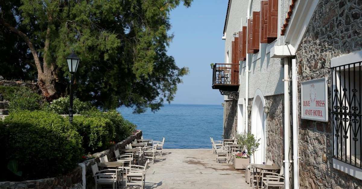 Een foto van het terras bij Olive Press Aparthotel