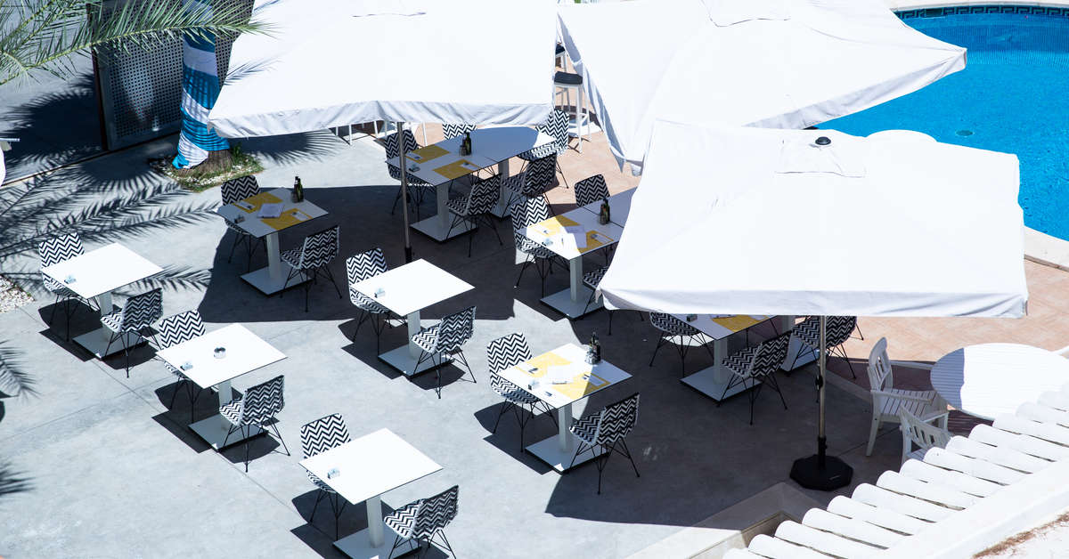 Een foto van het terras bij Hotel La Concha Soul