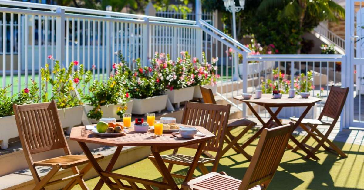 Een foto van het terras bij Aparthotel Dragos del Norte