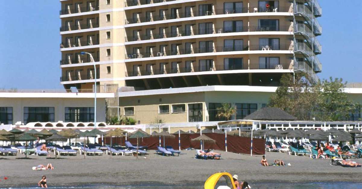 Een foto van de buitenkant van Hotel Puente Real