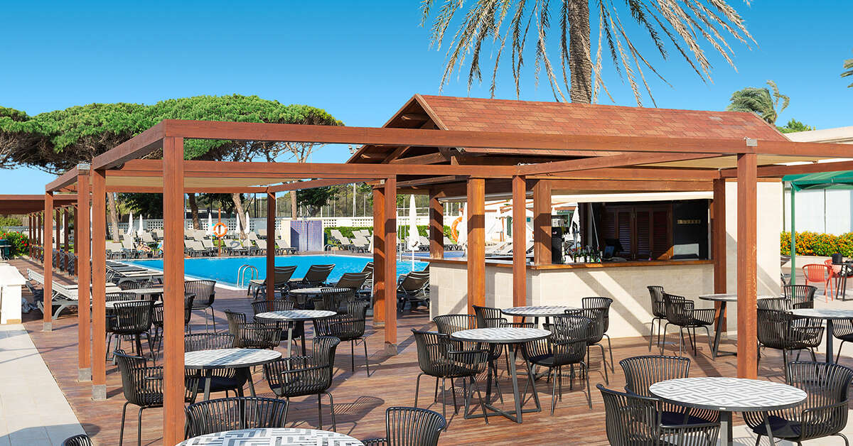 Een foto van het terras bij Alua Illa De Menorca