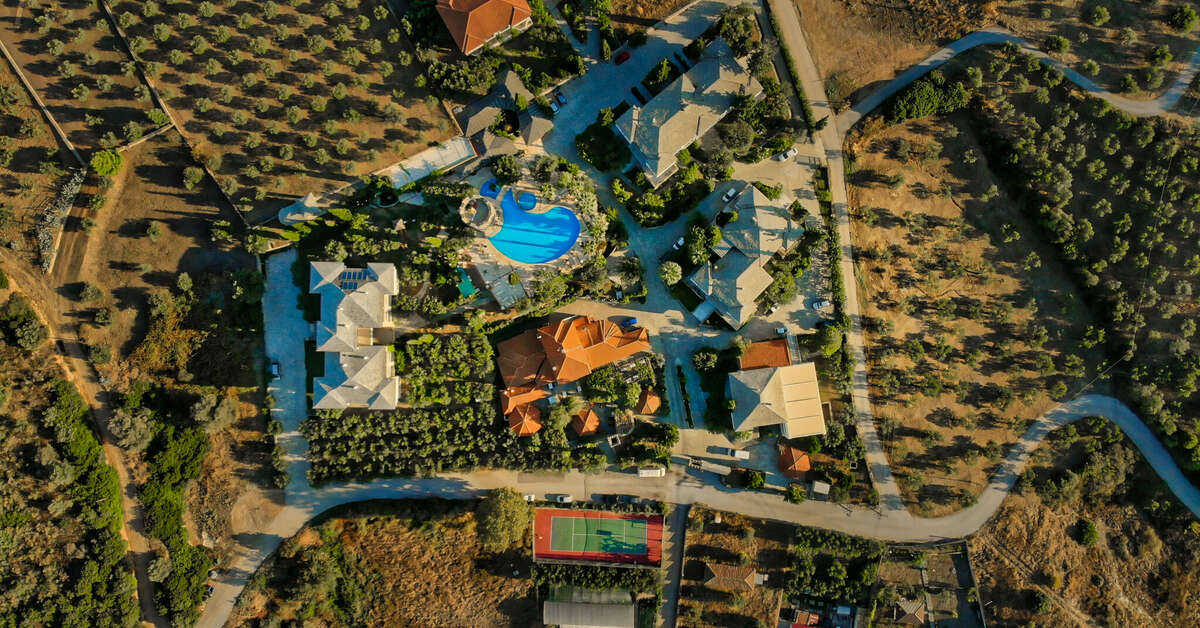 Een foto van het zwembad bij Geranion Village