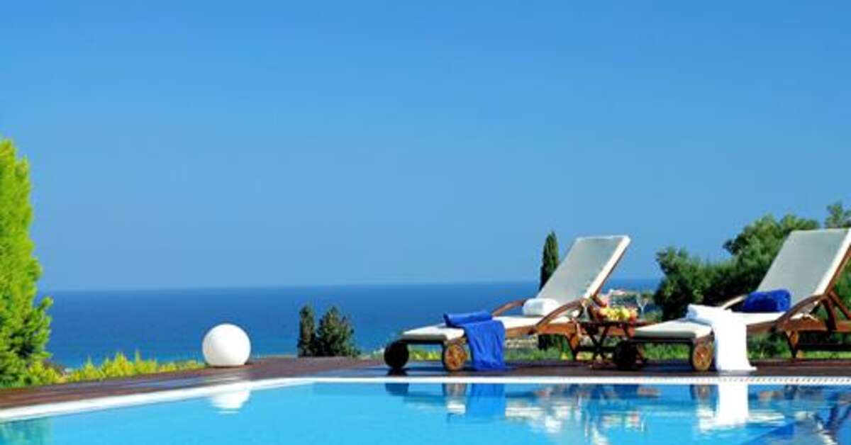 Een foto van het zwembad bij St. John Resort Villas & Suites